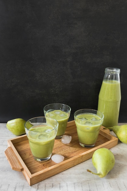 Fles met avocado smoothie