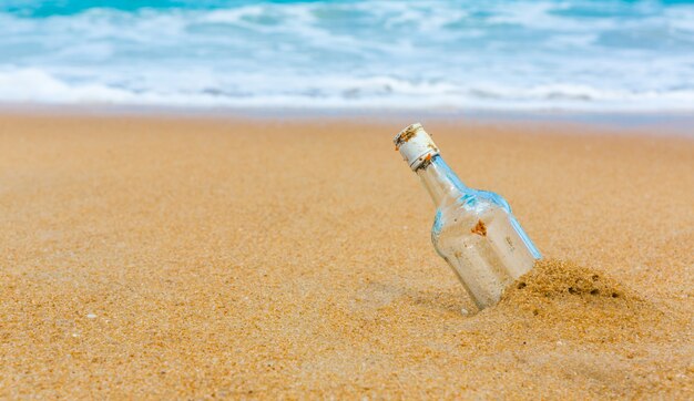 Fles op een strand