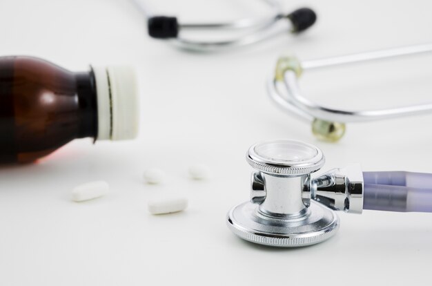 Fles; pillen; stethoscoop geïsoleerd op een witte achtergrond