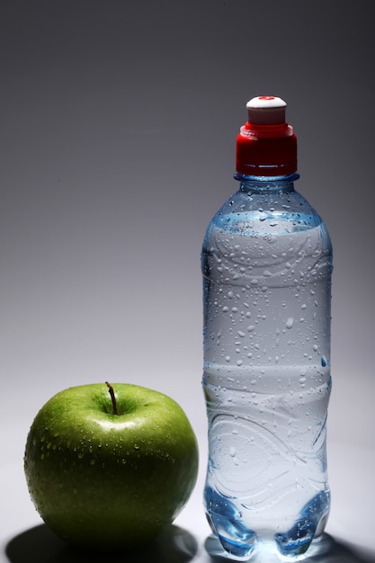 Gratis foto fles vers koud water en groene appel