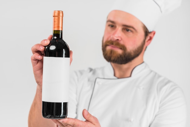 Fles wijn aangeboden door chef-kok