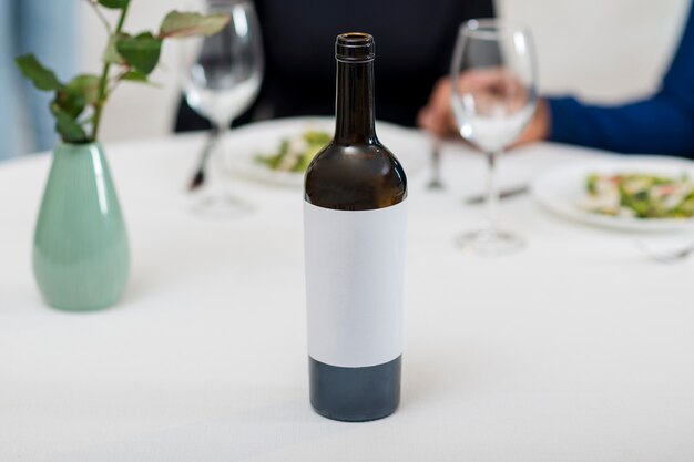 Fles wijn voor het diner van de valentijnskaart