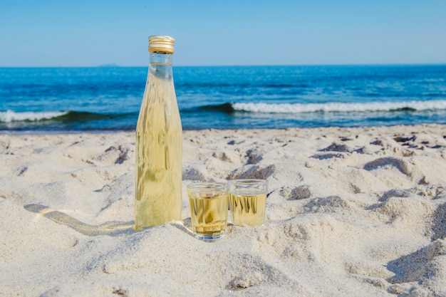 Flesje met drankje en twee schoten