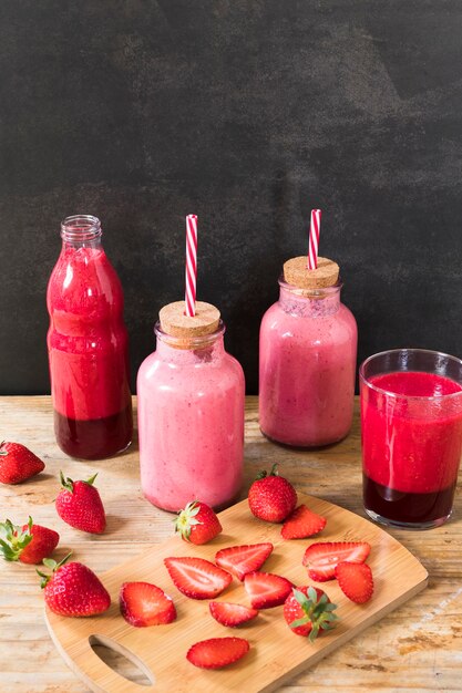 Flessen met aardbeien smoothie