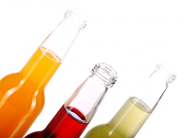 Gratis foto flessen met kleurrijke cocktail