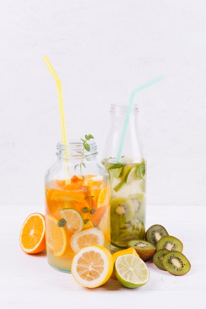 Flessen met verse zelfgemaakte limonade