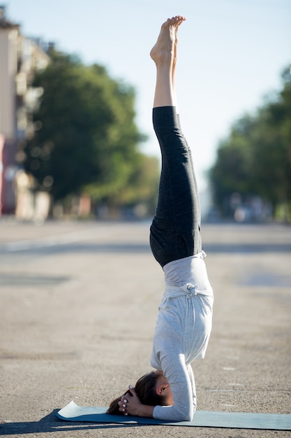 Flexibele vrouw in een yoga houding buitenshuis