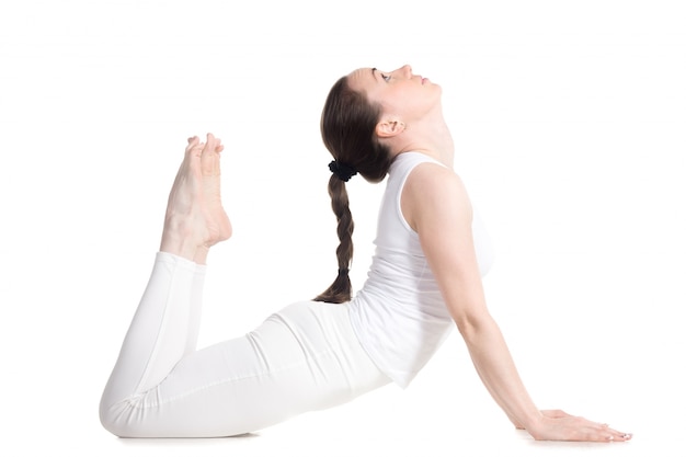 Flexibele vrouw in sportkleding doet yoga