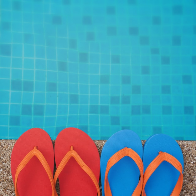 Gratis foto flipflops naast het zwembad