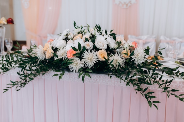 Floral decor staan op de tafel