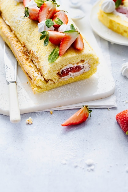 Gratis foto fluffy strawberry swiss roll food fotografie