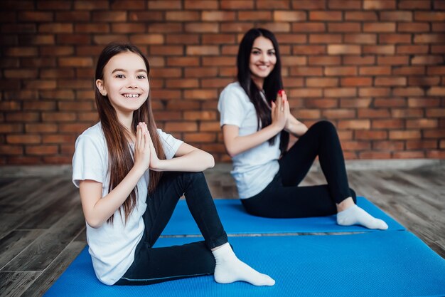 Focus op charmant meisje dat thuis yoga-meditatie doet.