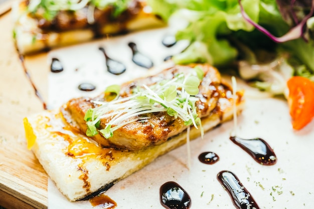Gratis foto foie gras op de top van brood met saus