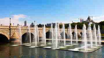 Gratis foto fonteinen en brug over de rivier manzanares