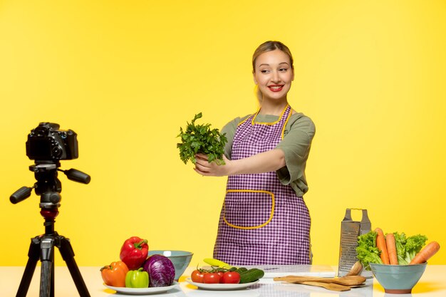 Food blogger best leuke gezonde chef-kok die video opneemt voor sociale media met groene peterselie