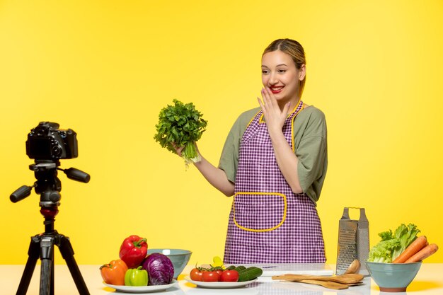 Foodblogger jonge fitnesskok die video opneemt voor sociale media gelukkig lachend