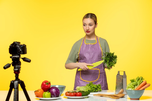 Foodblogger schattige fitnesskok die video opneemt voor sociale media met peterselie