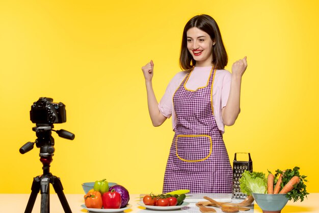 Foodblogger, schattige fitnesskok die video opneemt voor sociale media, opgewonden met vuisten