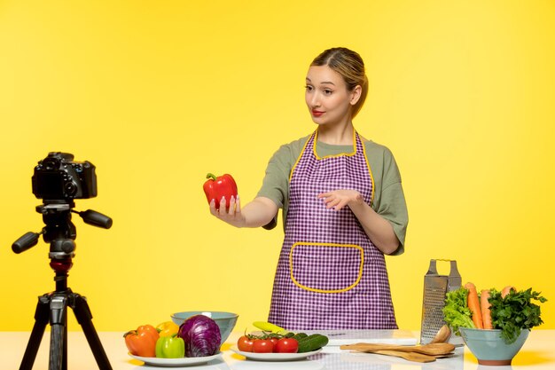 Foodblogger schattige gezonde chef-kok die video opneemt voor sociale media om groenten te snijden
