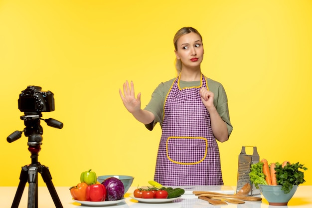 Gratis foto foodblogger, schattige, gezonde chef-kok die video opneemt voor sociale media waarin wordt uitgelegd hoe je geweldig kunt koken