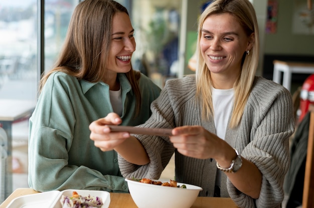 Foodie die foto maakt van een kom met salade en zeevruchten