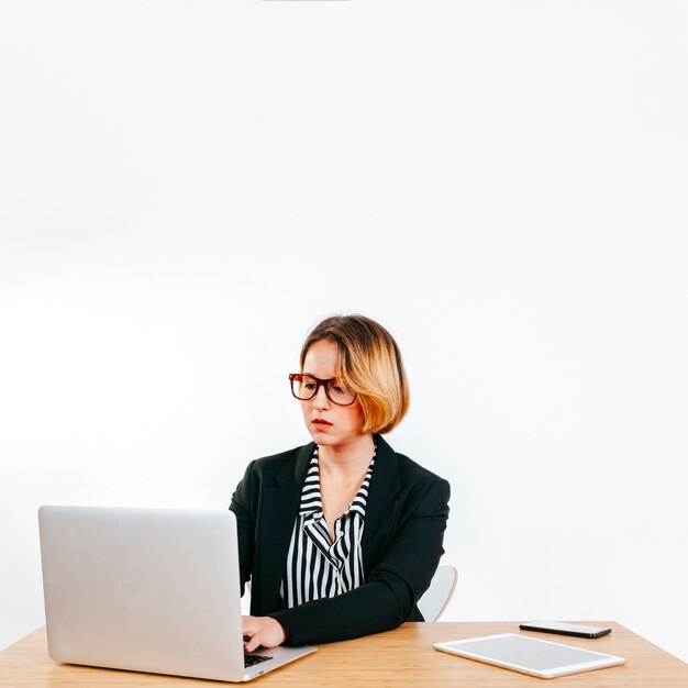 Formele vrouw die met laptop werkt