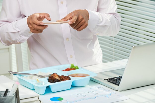 Foto nemen van een smakelijke lunch