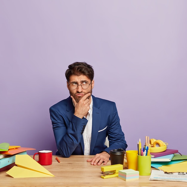 Foto van doordachte zakenman achter het bureau