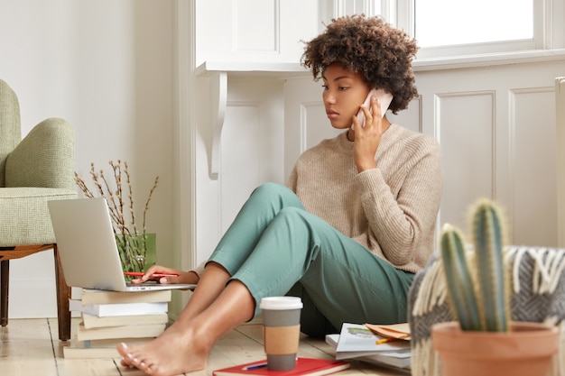 Foto van drukke hardwerkende student heeft telefonisch advies