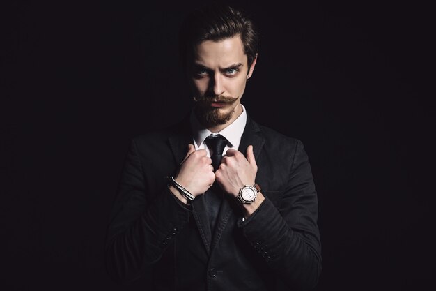 Foto van een elegante jonge modeman.