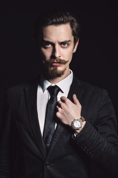 Foto van een elegante jonge modeman.