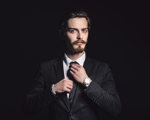 Foto van een elegante jonge modeman.