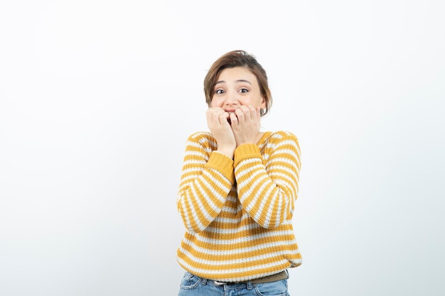 Foto van een jonge mooie vrouw model permanent en poseren. Hoge kwaliteit foto