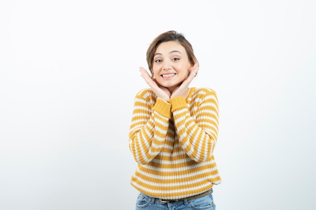 Foto van een jonge mooie vrouw model permanent en poseren. Hoge kwaliteit foto