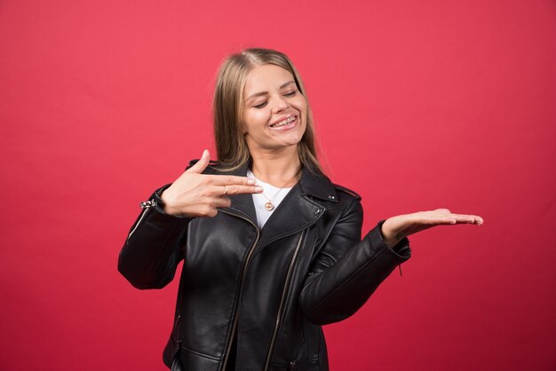 Foto van een jonge vrouw die en copyspace bevindt zich toont