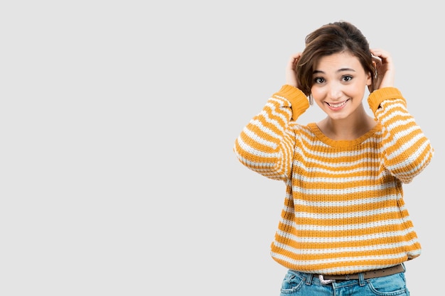 Foto van een jonge vrouw die staat en poseert