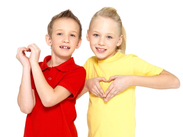 Foto van gelukkige kinderen met een teken van hartvorm die op witte achtergrond wordt geïsoleerd