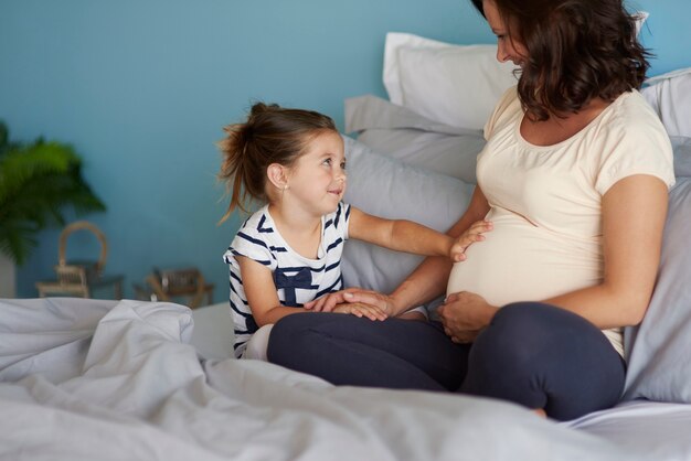 Foto van het aanraken van de buik door een kind