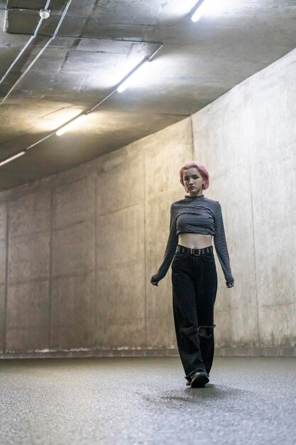 Foto van jonge dame die bij de tunnel loopt