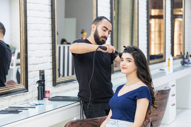 Foto van jonge kapper die het haar van zijn klant doet 39 foto's van hoge kwaliteit