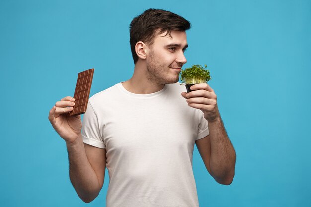 Foto van knappe jonge brunette man met varkenshaar strikt veganistisch dieet te houden