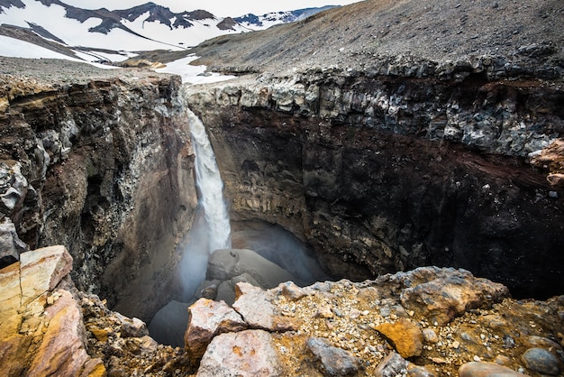 Foto van minerale rotsen en een prachtige waterval in Kamchatka, Rusland