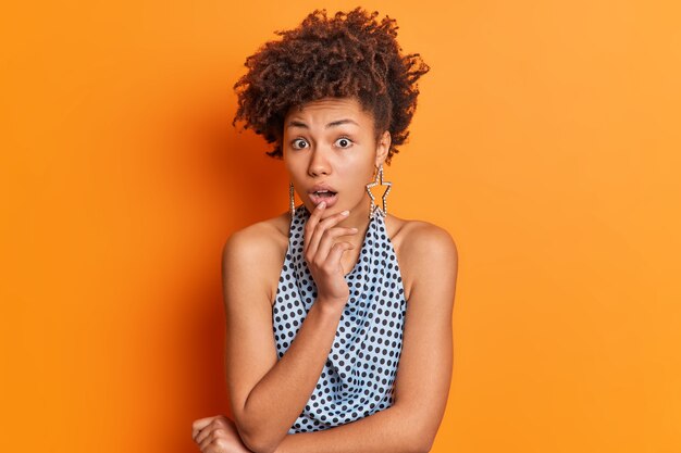 Foto van modieuze donkere huid Afro-Amerikaanse vrouw met trendy kapsel