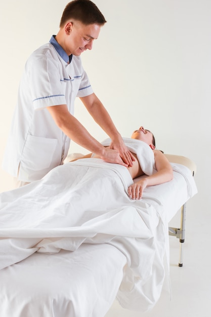 foto van mooie vrouw in massagesalon