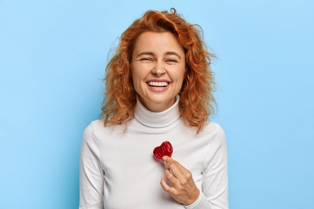 Foto van mooie vrouw lacht vrolijk