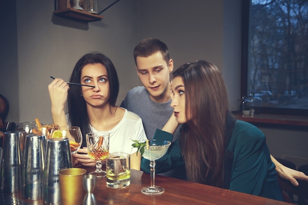 Foto van vrolijke vrienden in de bar of in de pub die met elkaar communiceren