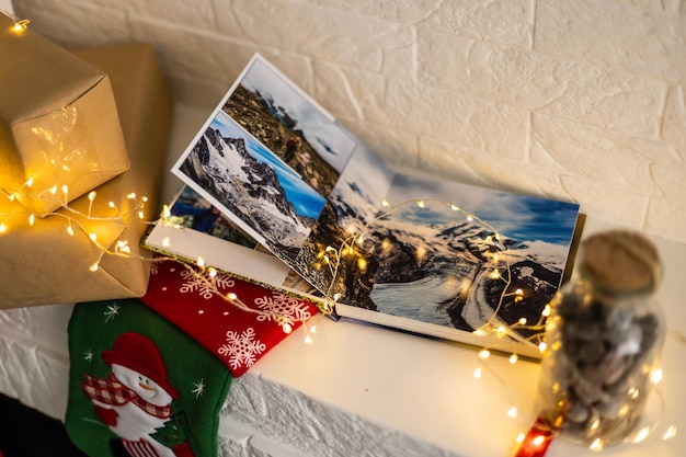 Fotoboeken bij de nieuwjaarsslinger, gekleurd als cadeau voor de feestdagen