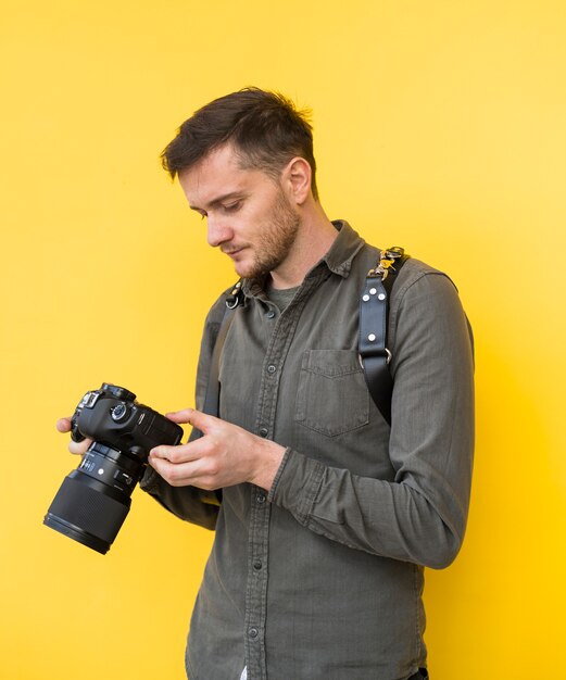 Fotograaf die het camerascherm bekijkt