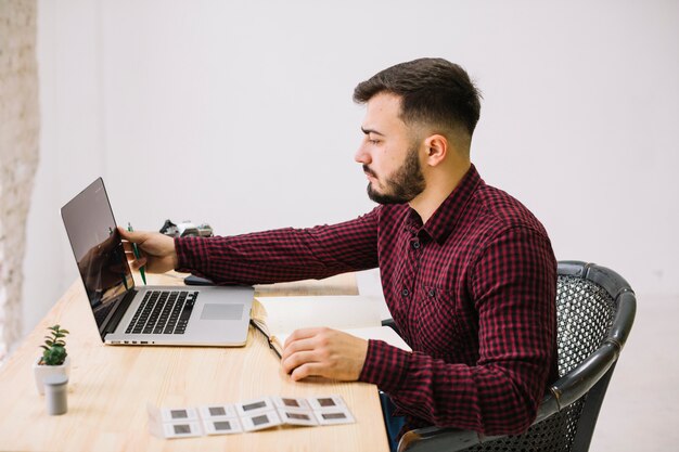 Fotograaf die laptop met behulp van