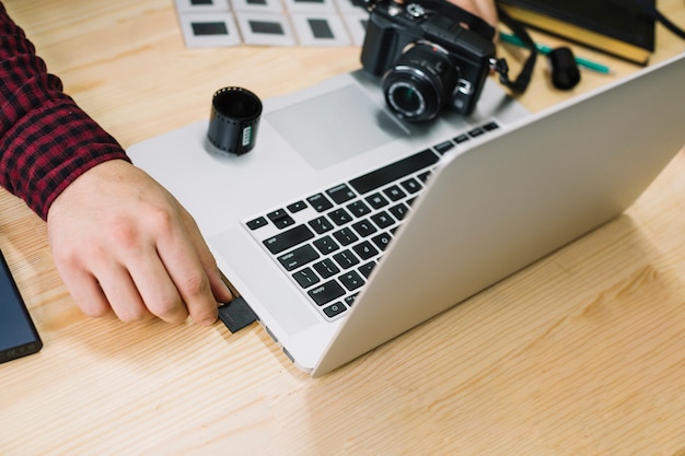 Fotograaf die laptop met behulp van